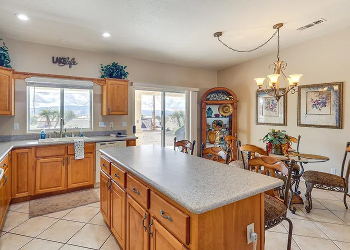 Private Pool, 3 Mi To Water! Havasu Ferienhaus